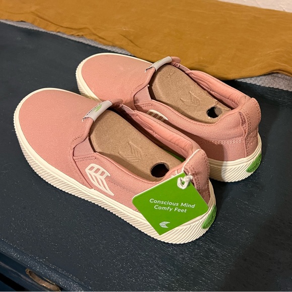 CARIUMA SLIP ON ROSE CANVAS IVORY LOGO SNEAKER 6 (new with tags!) - Picture 3 of 4